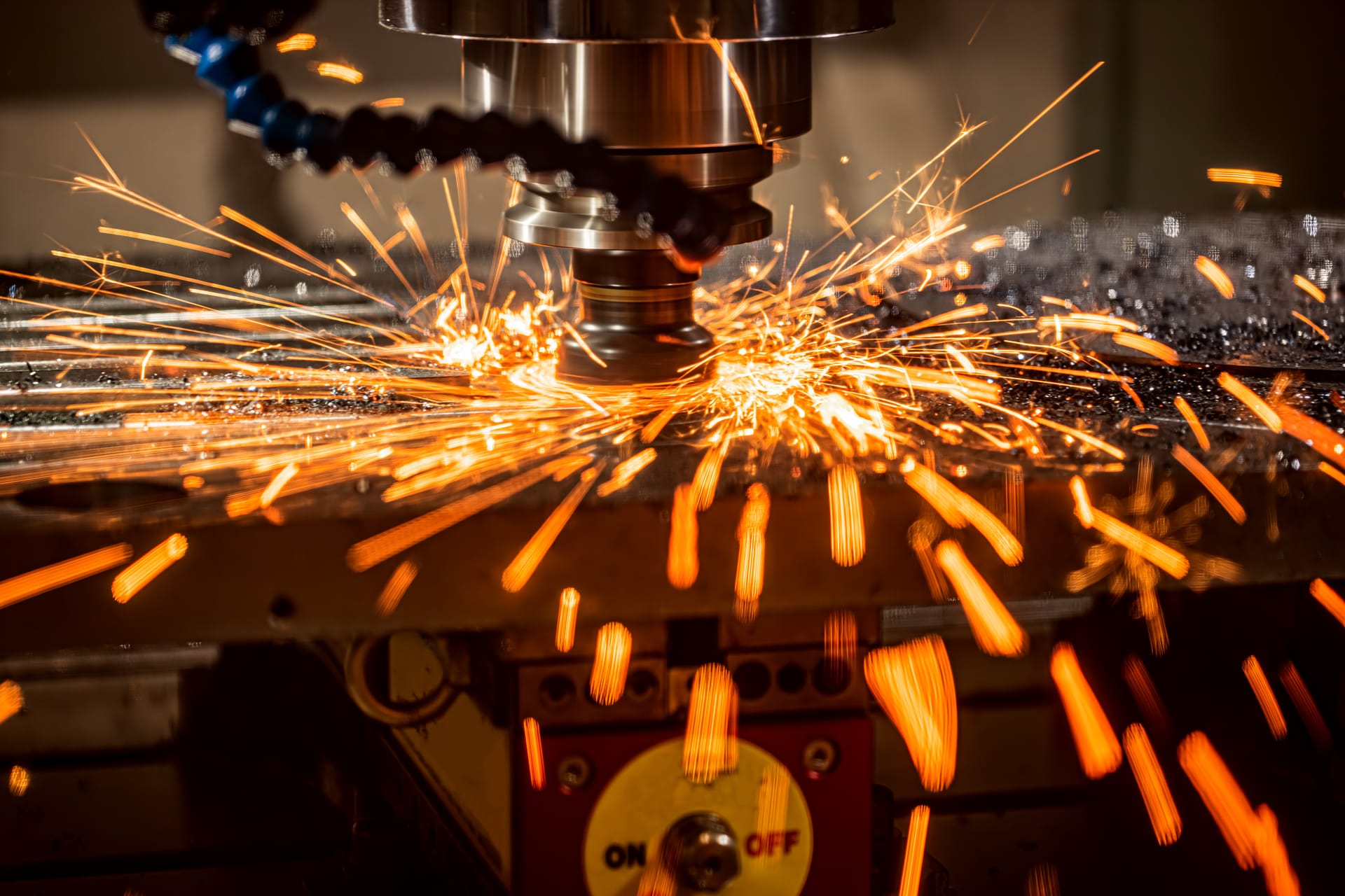 Metal işlerken kıvılcım saçan bir CNC tezgâhı